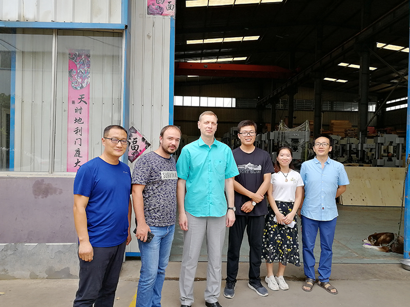 俄羅斯客戶到廠驗收機(jī)器，獲得客戶一致好評